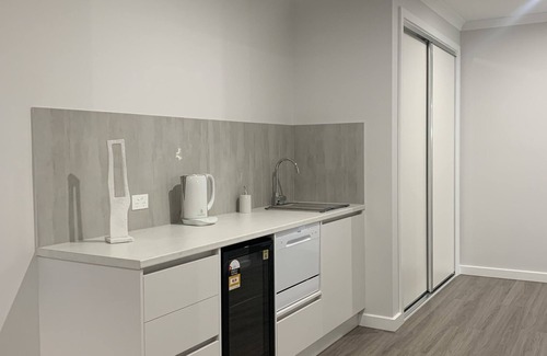 Yarrawonga House | Stunning waterfront home situated amid the Black Bull Golf Course & Sebel Resort