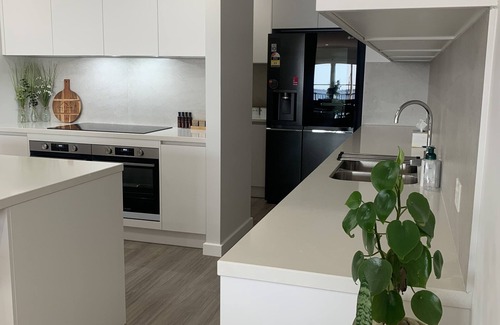 Yarrawonga House | Stunning waterfront home situated amid the Black Bull Golf Course & Sebel Resort