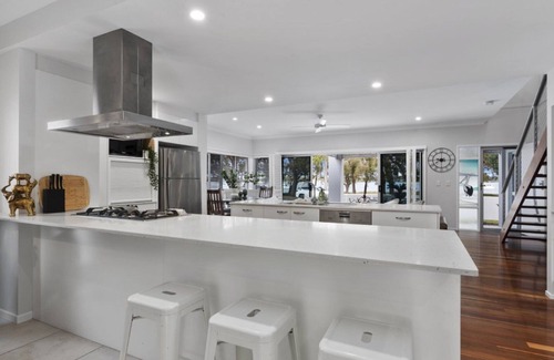 Bellara House | Stunning Waterfront Home with pool - Sylvan Beach