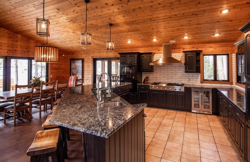 Hayward Cabin | Stunning Waterfront Modern Cabin inNational Forest Saturday/Saturday Wkly Rental