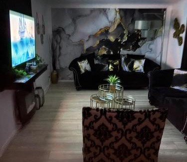 Center Line House | Stunting Sunburst Peaceful Palace