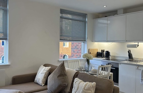 Runnymede Apartment | Style and Comfort at 3 Churchward House