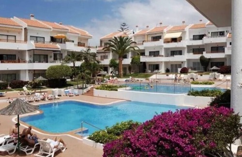 Los Cristianos Apartment | Stylish 1 Bed Apartment. Los Cristianos. Sleeps 4. 2 Pools. Air-con. Free WIFI.