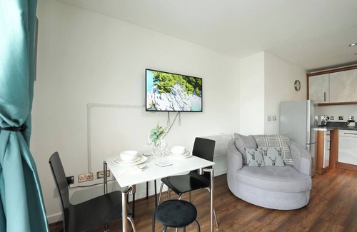 Bon-y-maen Apartment | Stylish 1 bedroom apartment sleeps 4