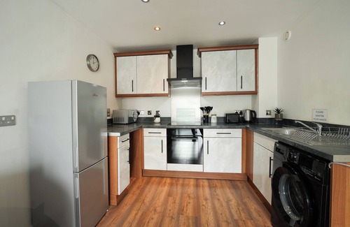 Bon-y-maen Apartment | Stylish 1 bedroom apartment sleeps 4