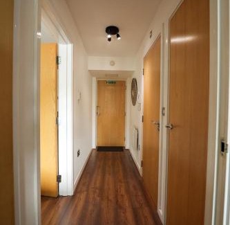 Bon-y-maen Apartment | Stylish 1-Bedroom Apartment sleeps 4
