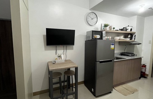 Las Pinas Apartment | Stylish 1BR Condo SM Southmall w/100mbps wifi Netflix Disney +
