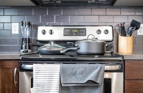 Southeast Edmonton Apartment | Stylish 2 Bdrm free Wifi Netflix Disney+ UGprkg