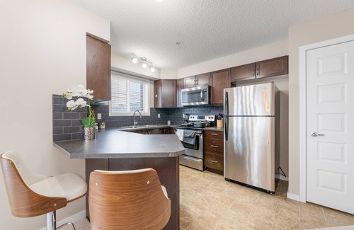 Southeast Edmonton Apartment | Stylish 2 Bdrm free Wifi Netflix Disney+ UGprkg