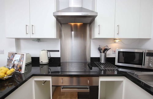 Watford Town Centre Apartment | Stylish 2 Bed/2 Bath Flat with secure parking