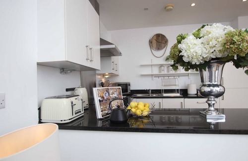 Watford Town Centre Apartment | Stylish 2 Bed/2 Bath Flat with secure parking