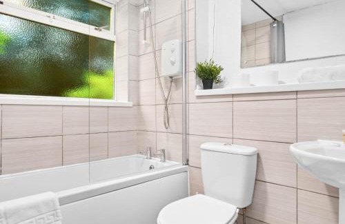 Sutton Coldfield Apartment | Stylish 2-Bed Apartment - Netflix, Garden & Free Parking 21E