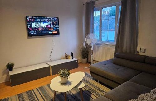 Hunton Bridge Apartment | Stylish 2 Bed Apt - Harry Potter/Leavesden Studios/Watford/Hemel Hempstead - Families/Professionals & Contractors Welcome - Serviced Accomodation