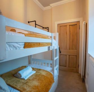 Arniston Apartment | Stylish 2 Bed Flat-Free Parking