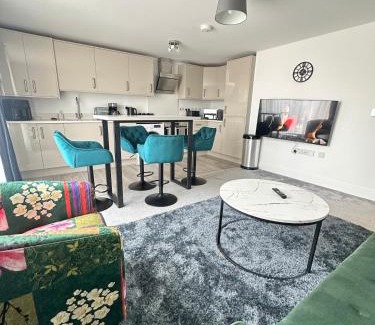 Woking Apartment | Stylish 2 Bed Room 2 Bath Apartment Free Parking