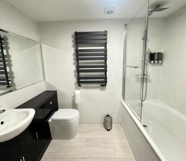 Woking Apartment | Stylish 2 Bed Room 2 Bath Apartment Free Parking