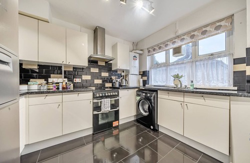 Greenwich West Apartment | Stylish 2-bedroom flat with fast links to Canary Wharf & the City