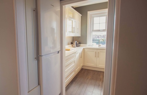 Seaford Apartment | Stylish 2 bedroom apartment with full modern amenities.