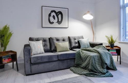 Birkenhead Apartment | Stylish 2 bedroom flat - 15 minutes to Liverpool City Centre