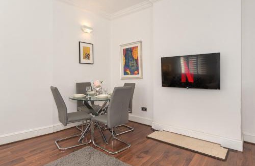 Royal Borough of Kensington and Chelsea Apartment | Stylish 2-Bedroom Getaway in Londons Central Hub in the Heart of Kensington High Street