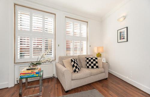 Royal Borough of Kensington and Chelsea Apartment | Stylish 2-Bedroom Getaway in Londons Central Hub in the Heart of Kensington High Street