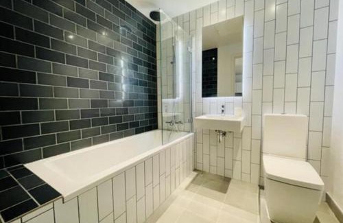 Docklands Apartment | Stylish 2 bedroom Located in royal wharf