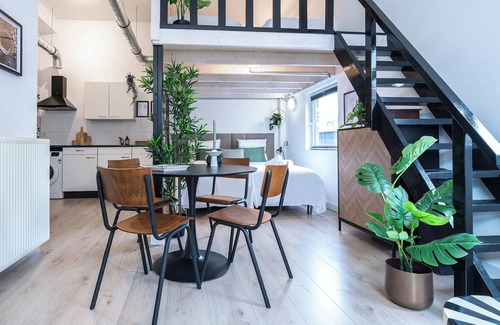 Tilburg Apartment | Stylish 2-bedroom loft in the heart of Tilburg. Modern, bright, and fully equipped with kitchen, fast WiFi, smart TV, and workspace — perfect for a city getaway or comfortable workation.