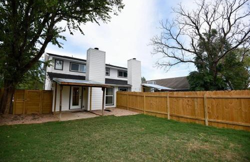 Tanglewood Forest House | Stylish 2 suite condo minutes to food, music, fun