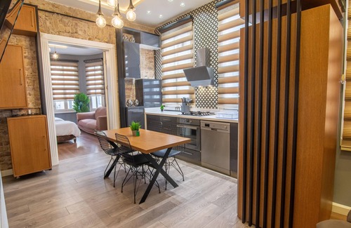 Taksim Apartment | Stylish 2BR Apartment in Central Beyoğlu – LEO-01 Located just steps from Taksim Square, this modern 2+1 flat offers comfort and convenience in the heart of Istanbul. Enjoy easy access to cafes, shops, and public transport.