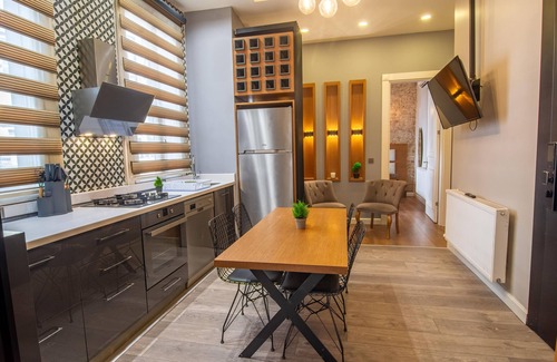 Taksim Apartment | Stylish 2BR Apartment in Central Beyoğlu – LEO-01 Located just steps from Taksim Square, this modern 2+1 flat offers comfort and convenience in the heart of Istanbul. Enjoy easy access to cafes, shops, and public transport.