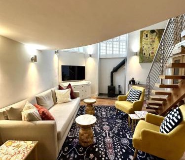 Bonnington Apartment | Stylish 2BR Central Edinburgh - Walk to Attraction