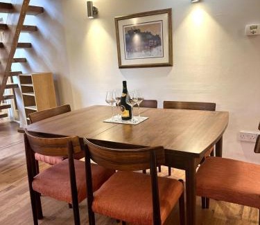 Bonnington Apartment | Stylish 2BR Central Edinburgh - Walk to Attraction