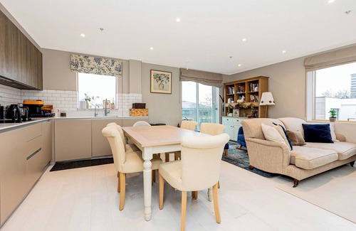 Turnham Green Apartment | Stylish 2BR flat, 6 min Chiswick Park tube