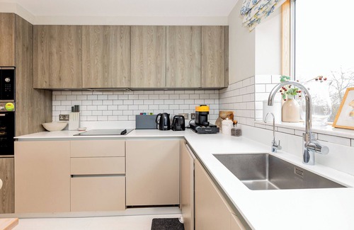 Turnham Green Apartment | Stylish 2BR flat, 6 min Chiswick Park tube