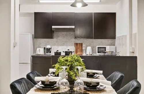 Gravesend Apartment | Stylish 2BR Luxury Retreat with 65" Smart TV