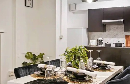 Gravesend Apartment | Stylish 2BR Luxury Retreat with 65" Smart TV