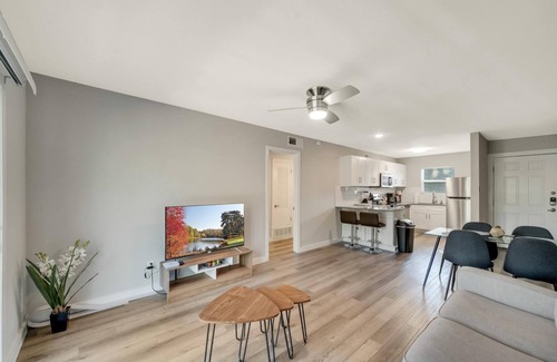 Hyde Park Apartment | Stylish 2BR Near UT Hyde Park Evonify