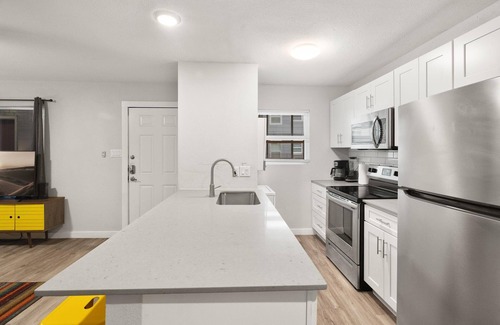 Hyde Park Apartment | Stylish 2BR Near UT Hyde Park Evonify