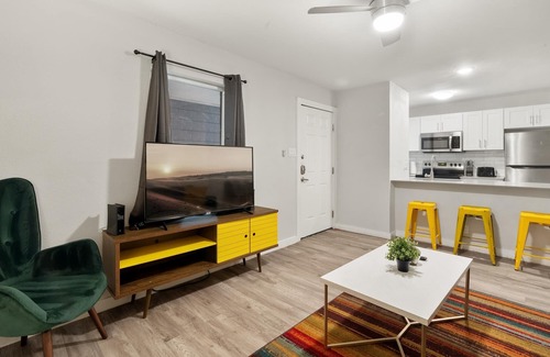 Hyde Park Apartment | Stylish 2BR Near UT Hyde Park Evonify