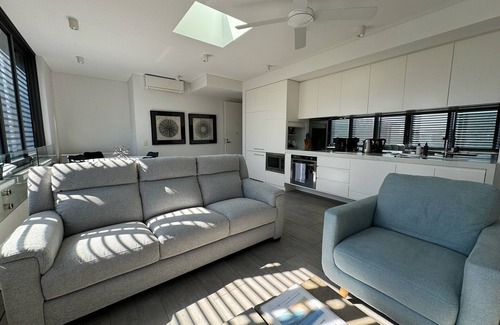 Bondi Beach Apartment | Stylish 2BR Top-Level Unit w/Lift near Bondi Beach
