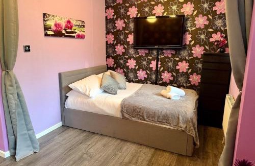 Pentwyn House | Stylish 3-Bed Family Pet-Friendly Home with Garden