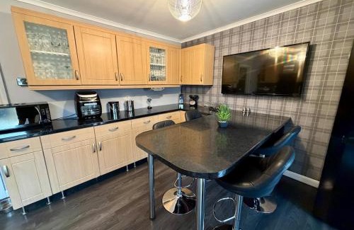 Pentwyn House | Stylish 3-Bed Family Pet-Friendly Home with Garden
