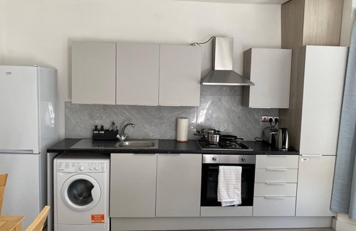 Southend-on-Sea Apartment | Stylish 3 Bed Seaside Apartment CentralnSouthend Location & Steps from the Beach