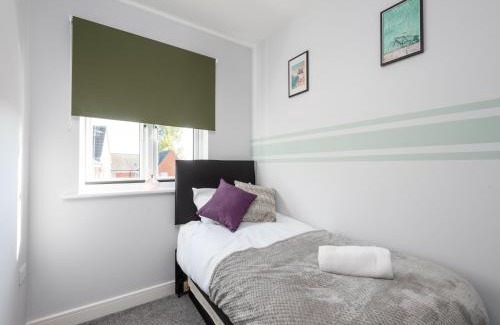 Ashford House | Stylish 3 Bed House For 5- City Central - Free Parking