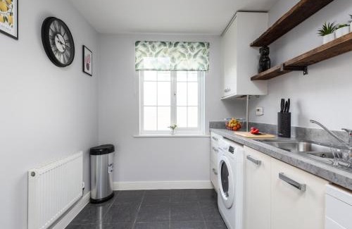Ashford House | Stylish 3 Bed House For 5- City Central - Free Parking