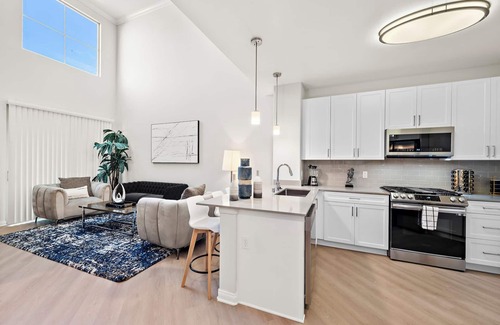 Irvine Business Complex Apartment | Stylish 3 Bed in the Heart of Irvine. Centrally Located, Beautifully Decorated.