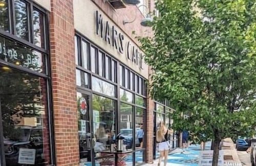 Des Moines House | Stylish 3 Bedroom House near Drake