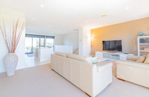 Torquay Apartment | Stylish 3 Bedroom Townhouse - Free Parking