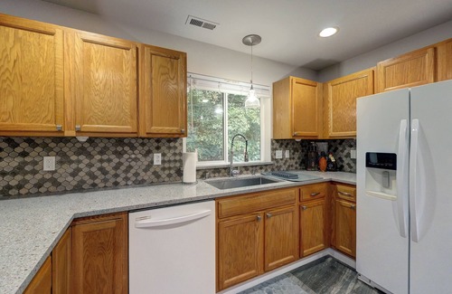 Retsil House | Stylish 3+bedroom house with WiFi, AC, & main floor flex room, in Port Orchard