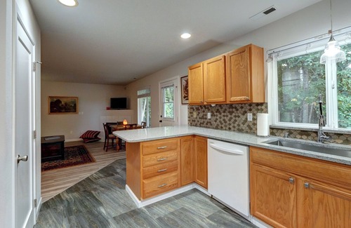 Retsil House | Stylish 3+bedroom house with WiFi, AC, & main floor flex room, in Port Orchard